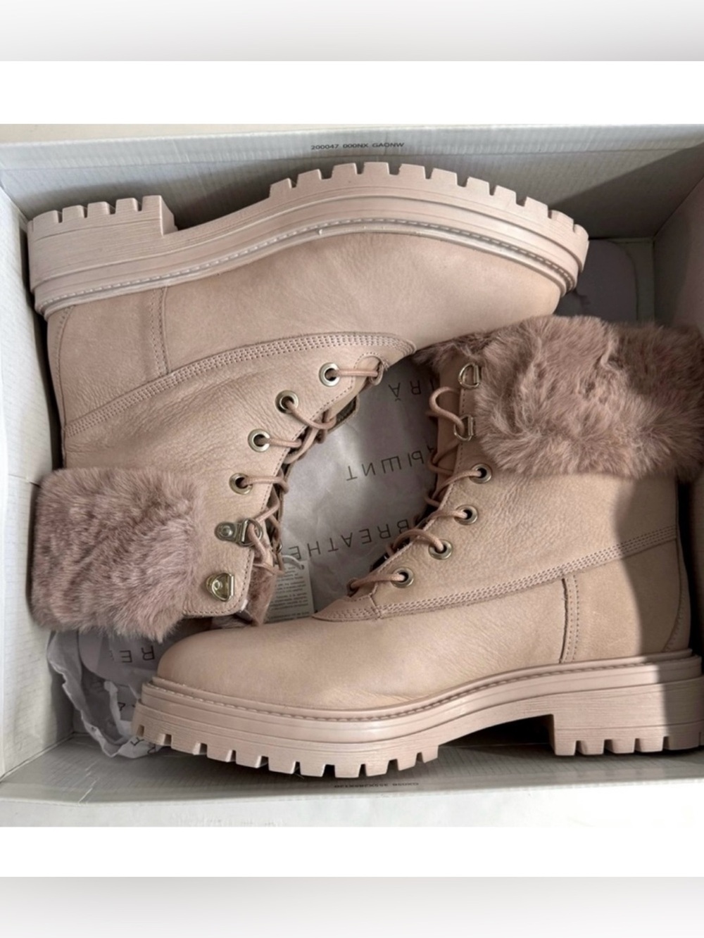 NWT Goex Iridea Nubuck Icy pink leather and faux fur lining hiking boots. 10.5